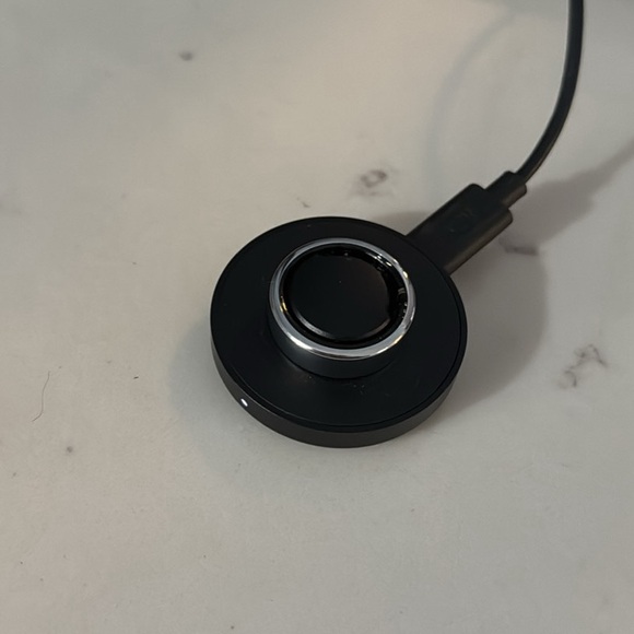 Oura Ring Gen 3 - Size 11 with charger - Picture 1 of 2